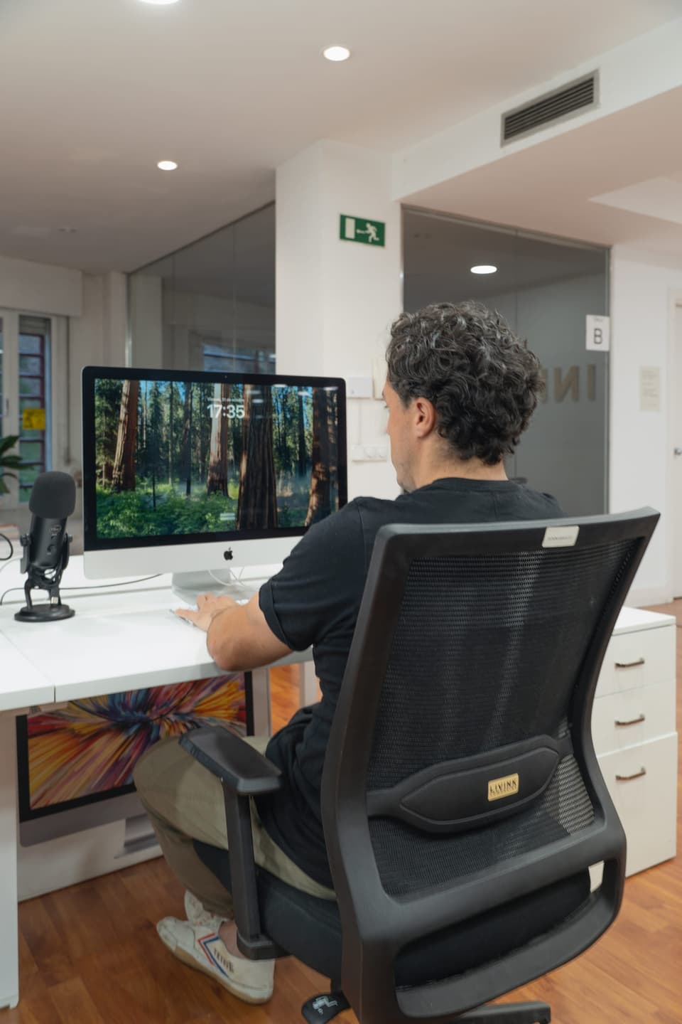 Persona trabajando en Oficina 2