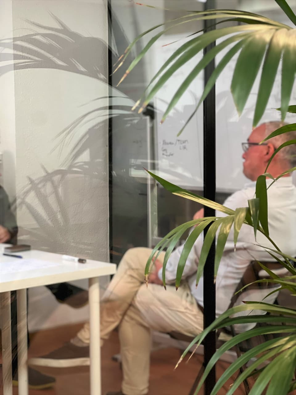 Persona en sala de reuniones